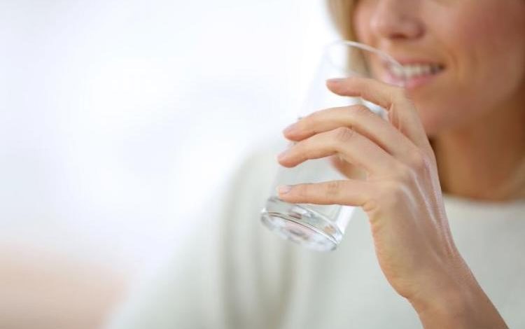 bere acqua a stomaco vuoto