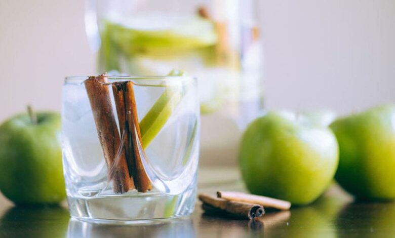 acqua detox con mela e cannella