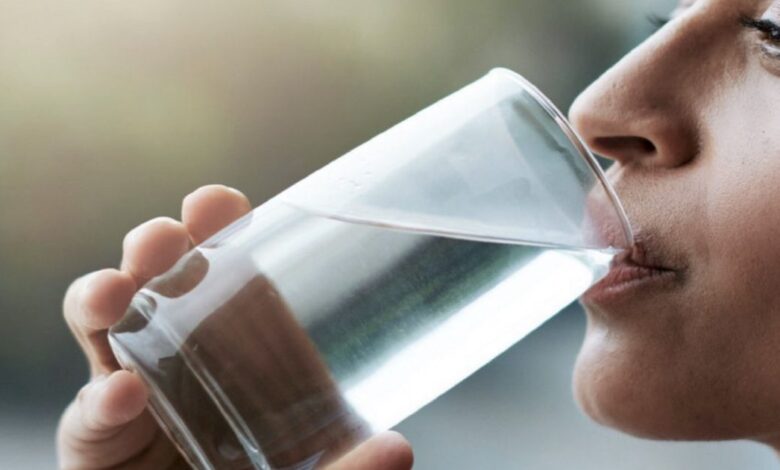 Acqua calda a stomaco vuoto