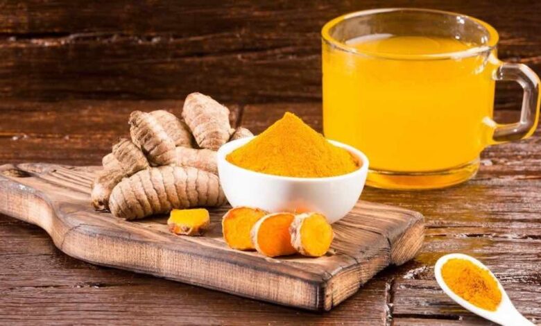 Acqua tiepida e curcuma