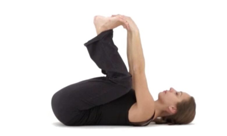 Le posizioni di yoga che aiutano a rilassare l'intestino