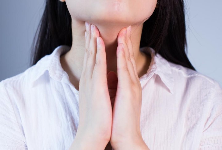 Ecco un rimedio naturale eccellente per trattare i sintomi tipici delle infezioni alla gola