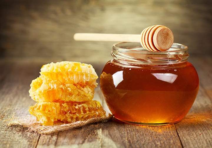 Come usare il miele per dormire 8 ore di fila, fare il pieno di energia e perdere peso