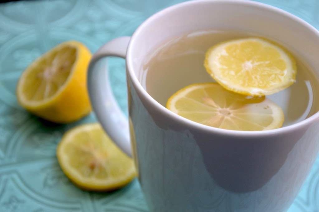acqua tiepida e limone al mattino