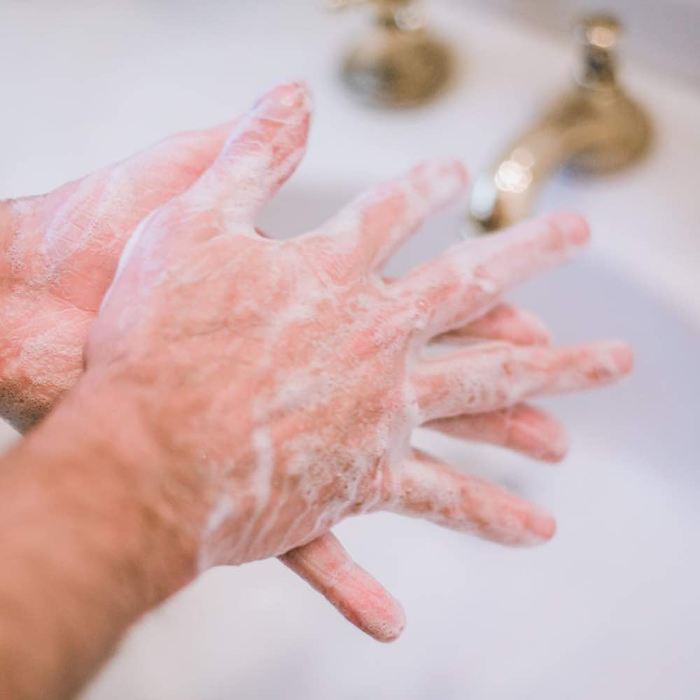 Quante volte bisogna lavare mani fare la doccia