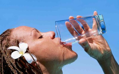 Ecco perché devi bere sempre acqua prima dei pasti: Scopri i benefici insospettati